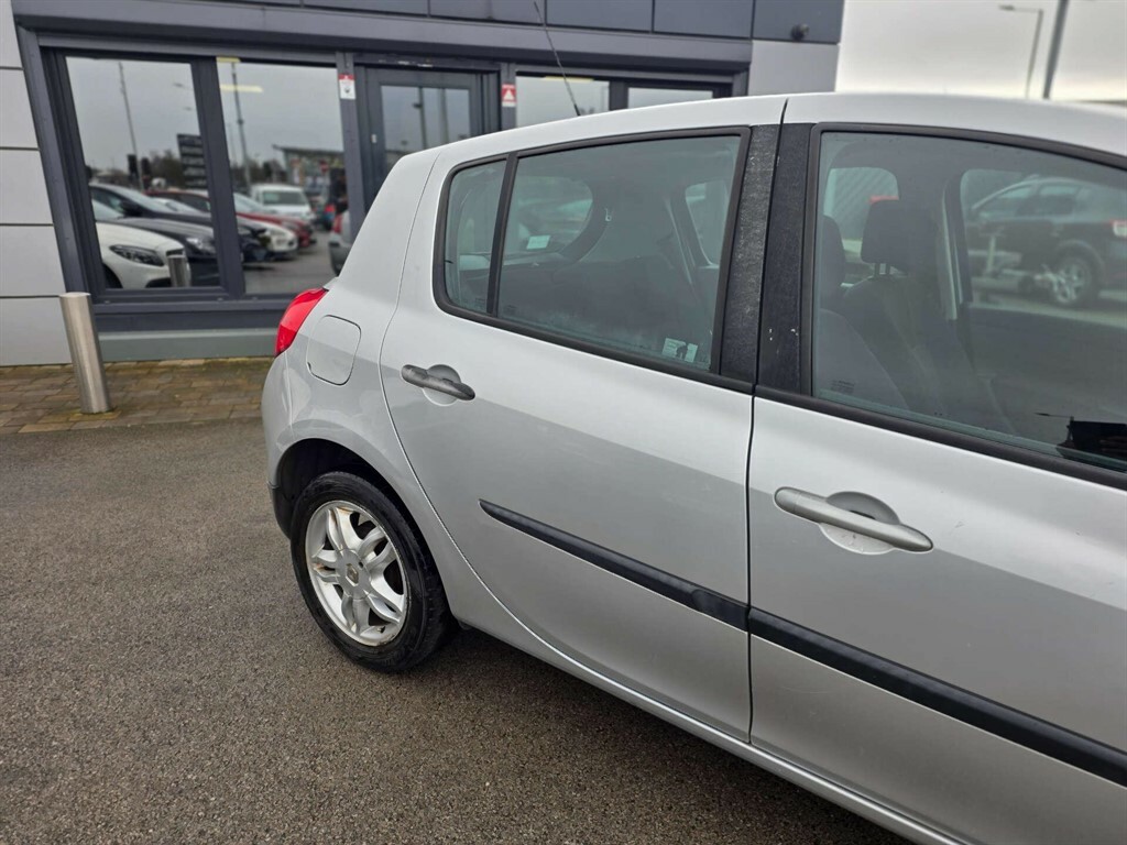 Renault Clio 1.1 Dynamique T 100 NU57HWP Silver #4