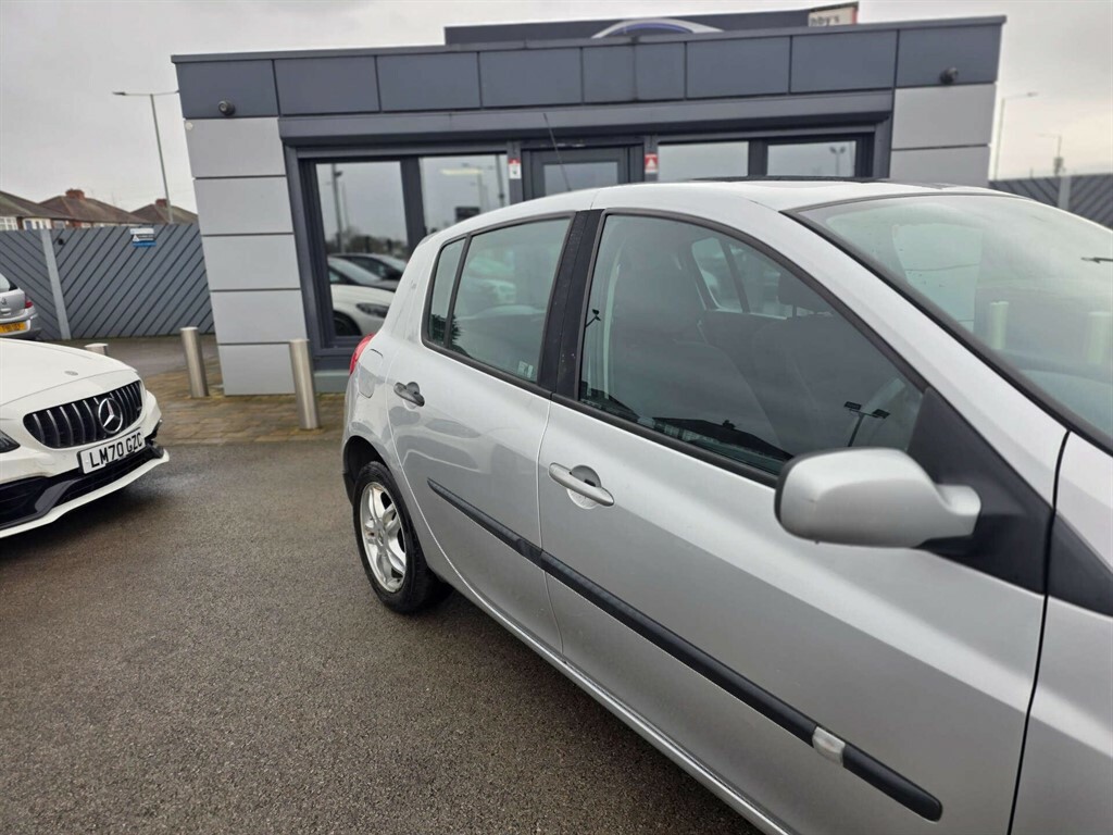 Renault Clio 1.1 Dynamique T 100 NU57HWP Silver #2
