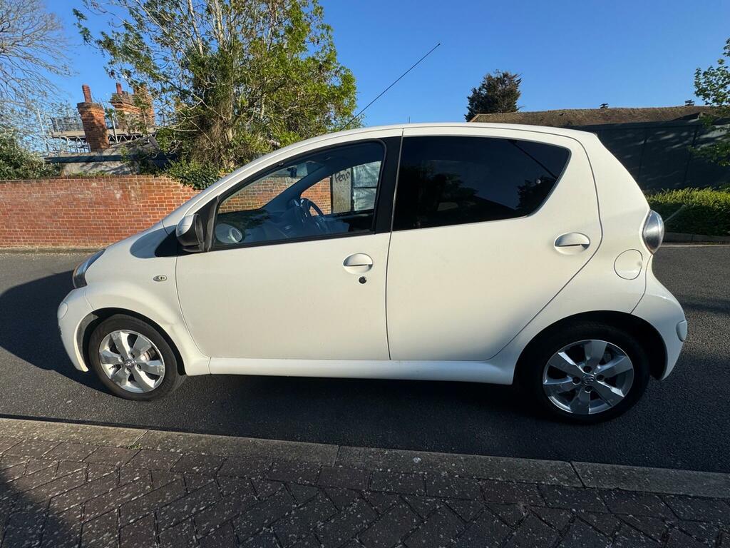 Toyota Aygo 1.0 Vvt-i Fire Euro 5 FE62HJJ White #2