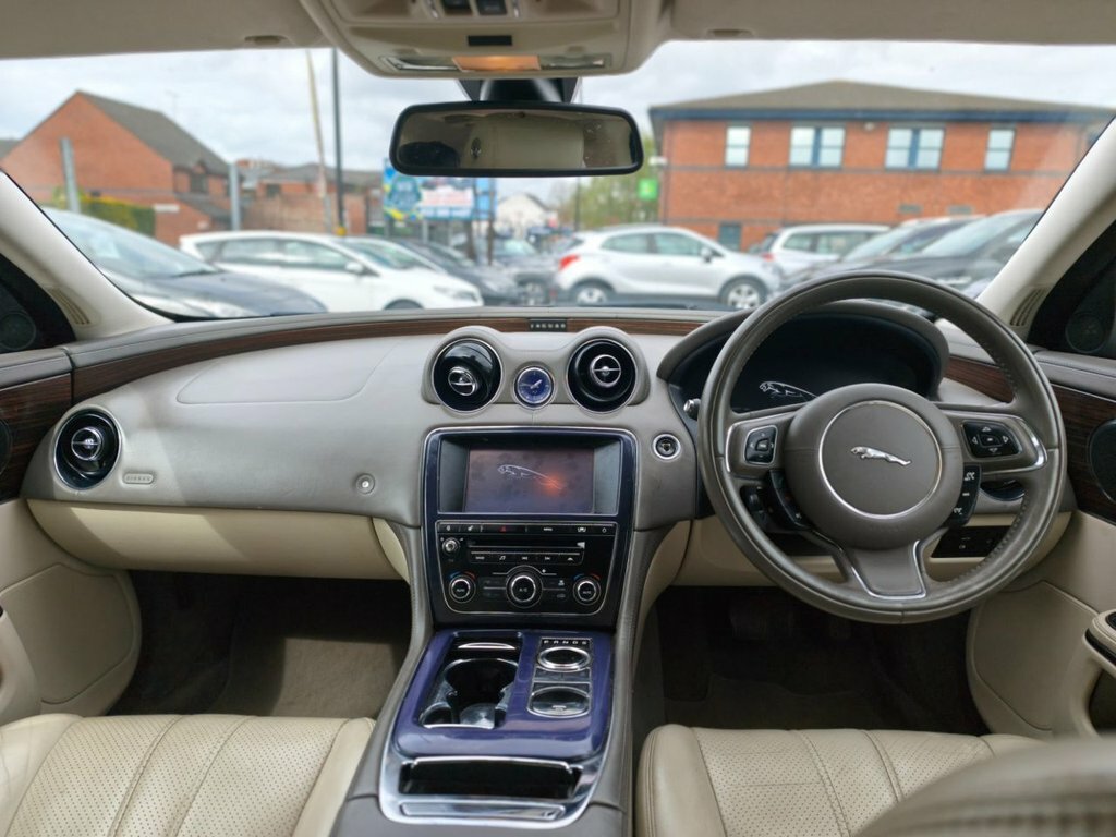 Jaguar XJ 3L Premium Luxury Red #6