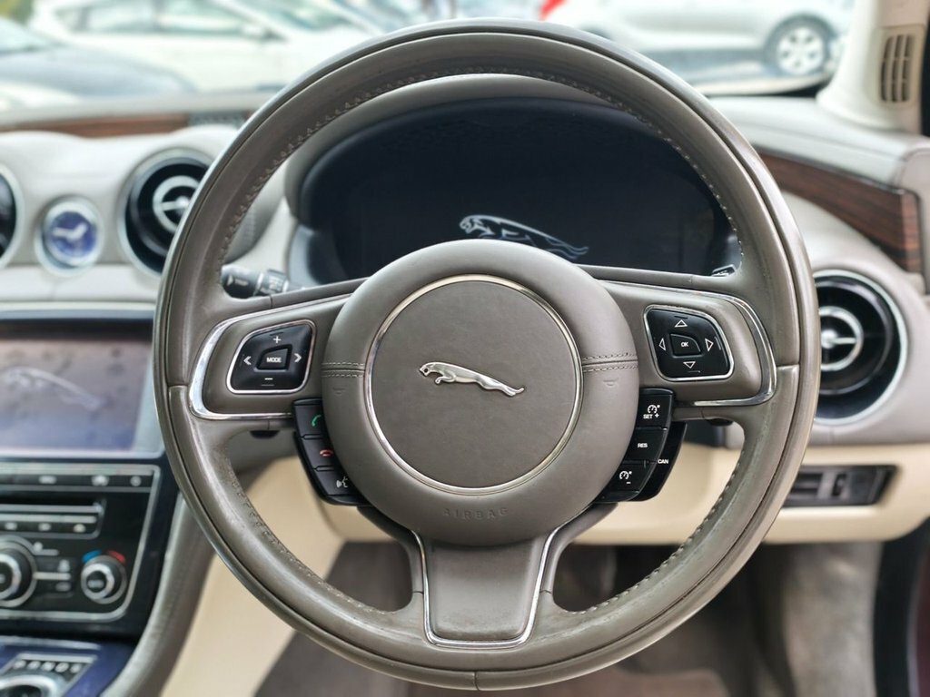 Jaguar XJ 3L Premium Luxury Red #3