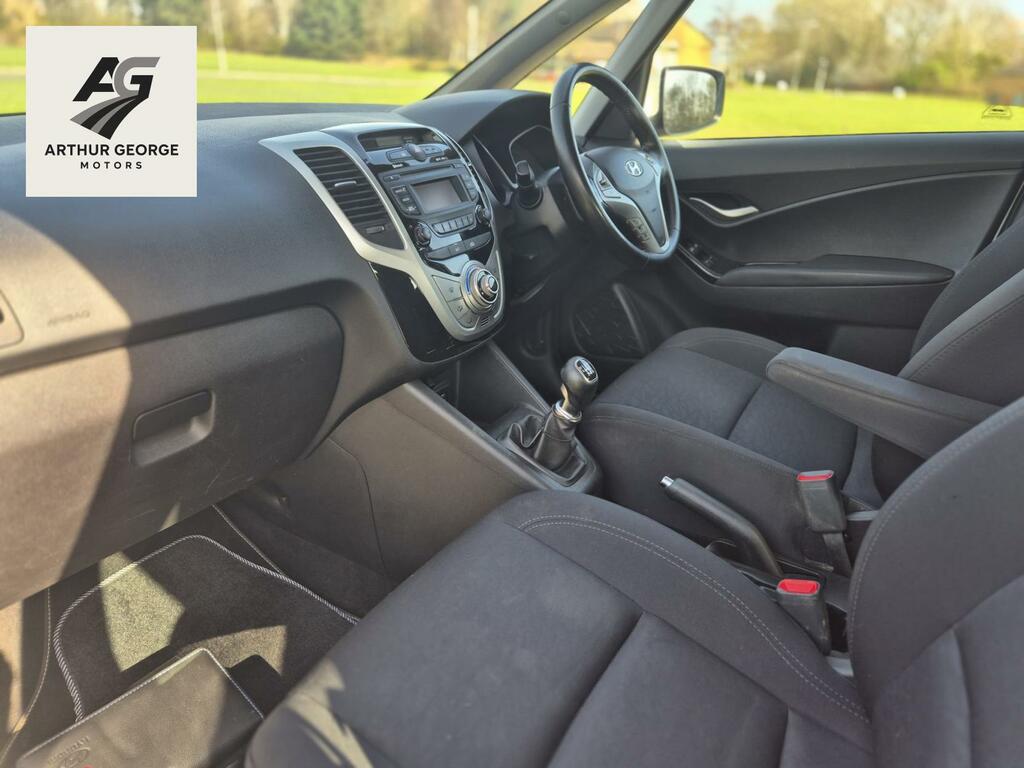 Hyundai Ix20 1.6 Crdi Blue Drive Se Hatchback White #6