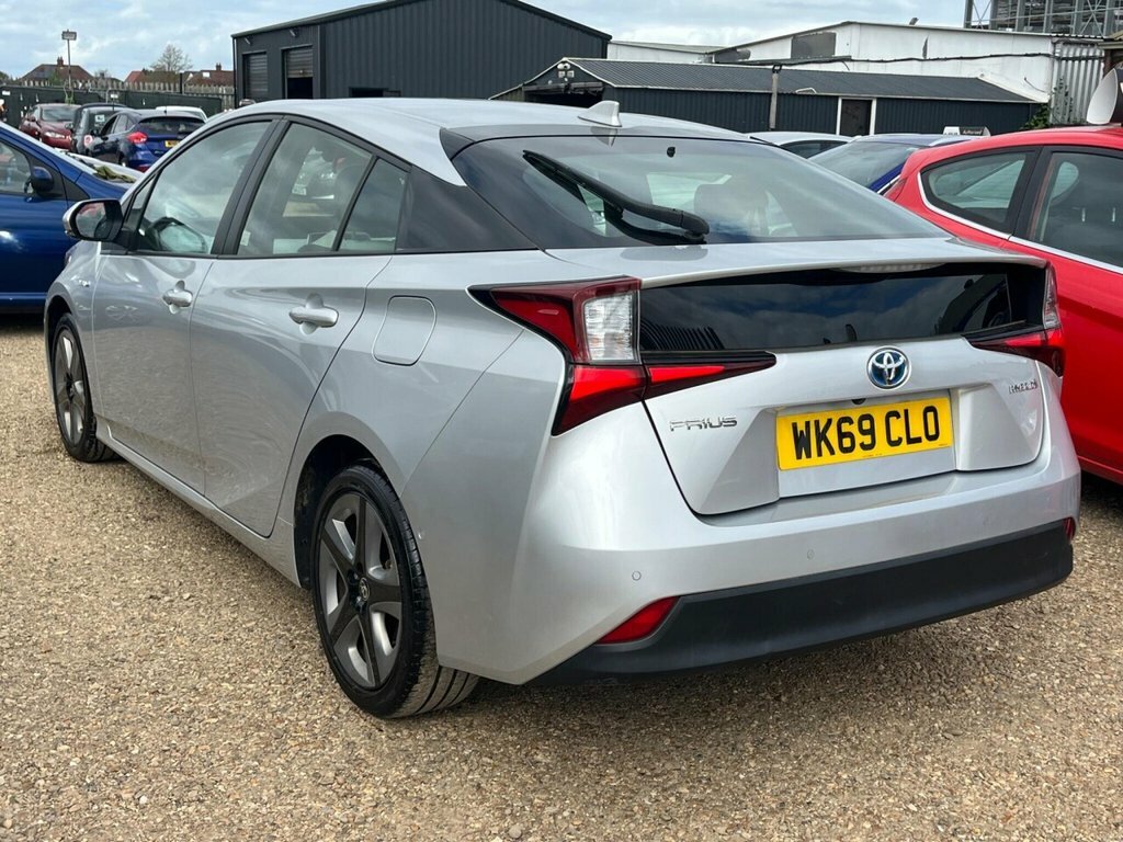 Toyota Prius Hatchback Silver #4
