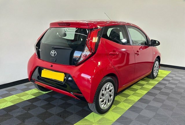 Toyota Aygo 1.0 Vvt-i X-play Hatchback CU68OEB Red #2