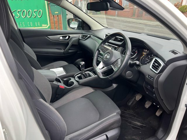 Nissan Qashqai Qashqai N-connecta Dci DL68SKK White #4