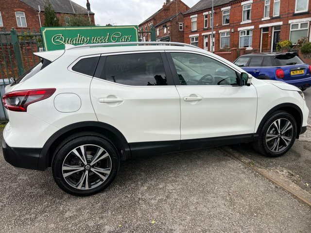 Nissan Qashqai Qashqai N-connecta Dci DL68SKK White #6