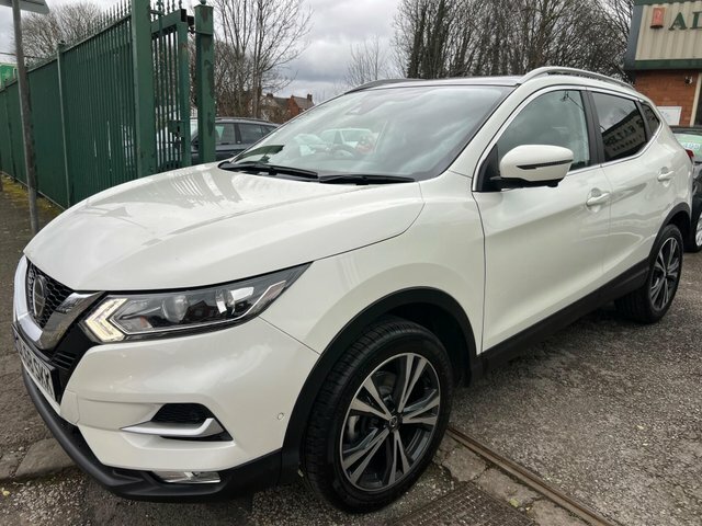 Nissan Qashqai Qashqai N-connecta Dci DL68SKK White #2