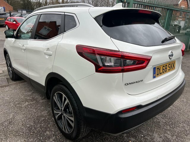 Nissan Qashqai Qashqai N-connecta Dci DL68SKK White #3