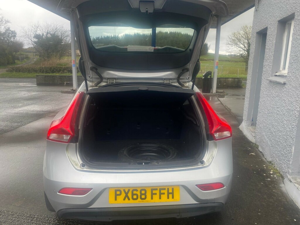 Volvo V40 Hatchback 2.0 Inscription T2 2018 PX68FFH Silver #4