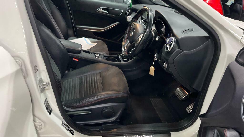 Mercedes-Benz GLA Class 2.1 Gla220d Amg Line Premium Plus 7G-dct 4Matic MW15OCY White #2
