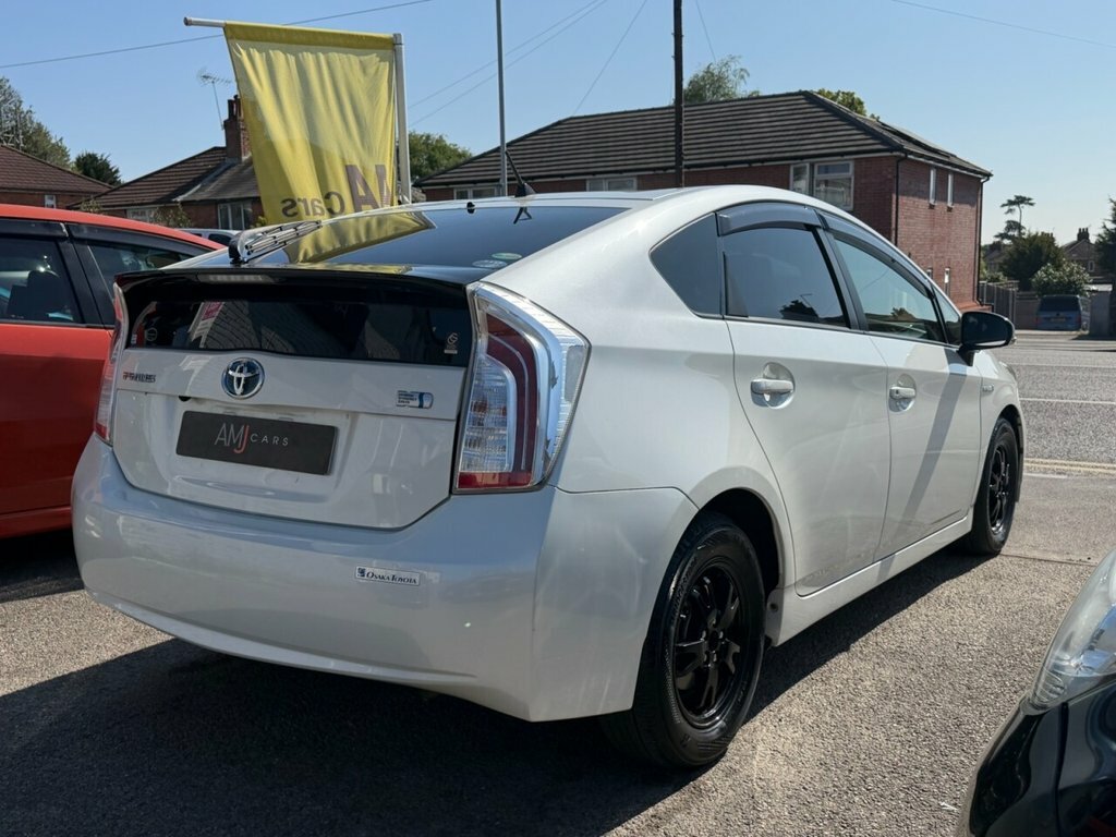 Toyota Prius Hatchback HF65DVW White #4