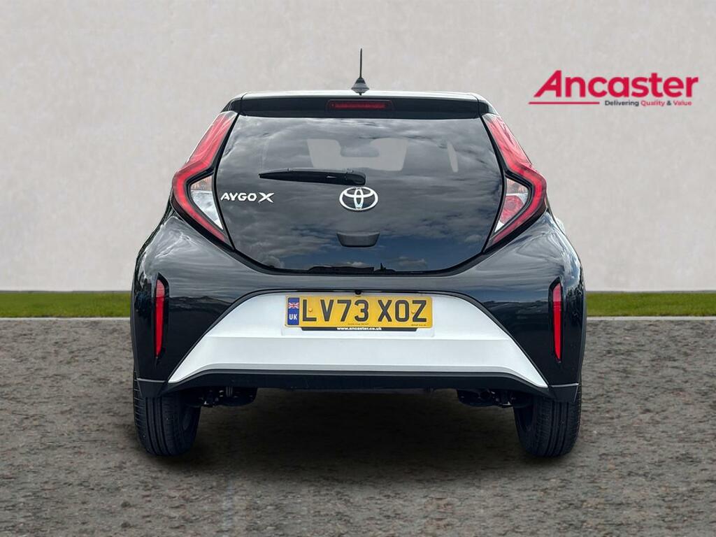 Toyota Aygo X 1.0 Vvt-i Edge LV73XOZ White #4