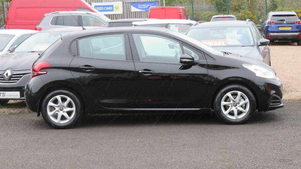 Peugeot 208 Hatchback Black #6