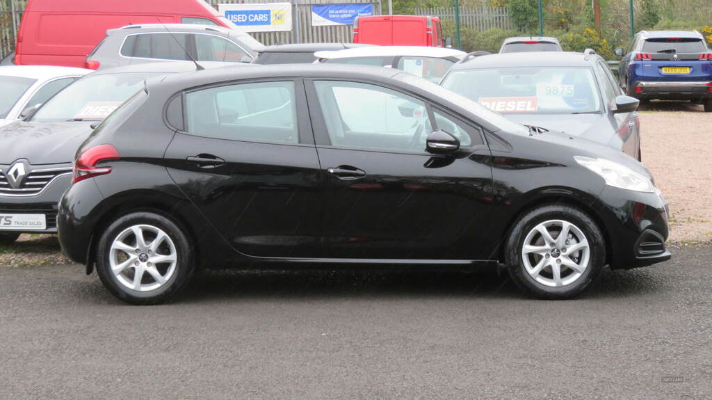 Peugeot 208 Hatchback Black #4