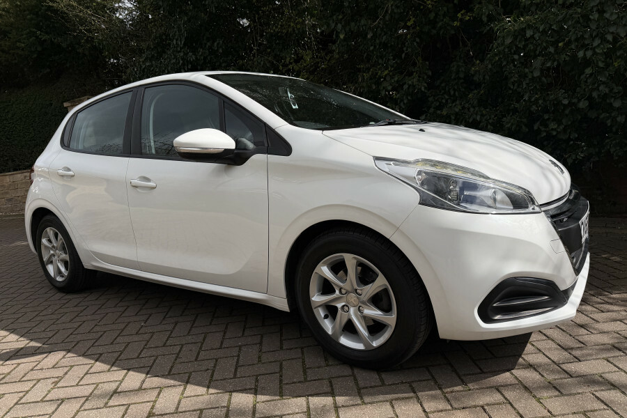 Peugeot 208 Hatchback White