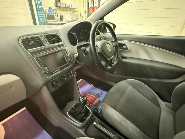 Volkswagen Polo 1.2 Tsi Bluemotion Tech Se Design Hatchback HW65JSY White #2