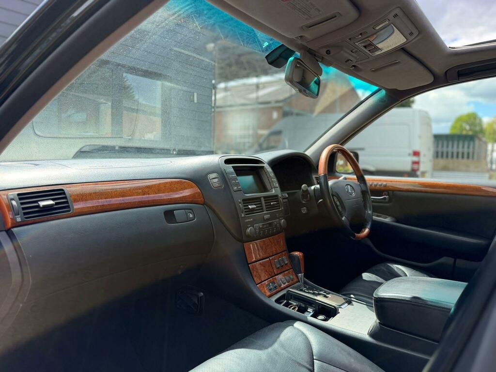 Lexus LS Saloon Brown #14