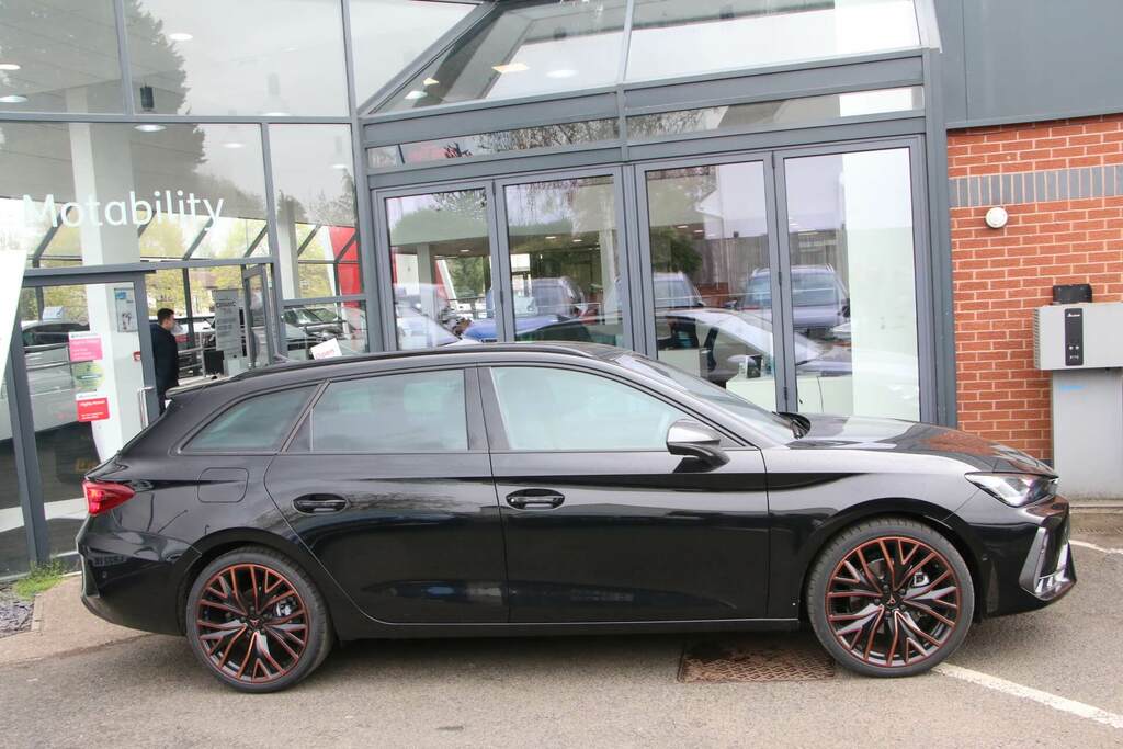 Cupra Leon 1.5 Etsi 150 V3 Dsg KW75TNJ Black #4