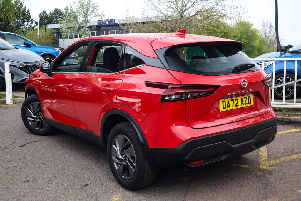 Nissan Qashqai 1.3 Dig-t Mh 158 Acenta Premium Xtronic Red #3