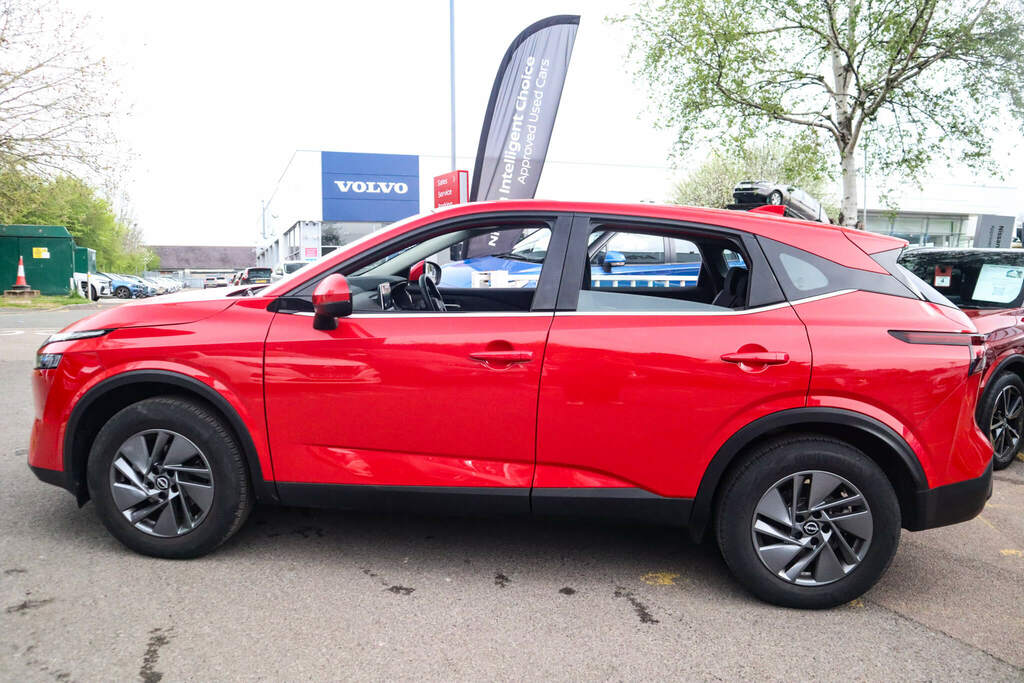 Nissan Qashqai 1.3 Dig-t Mh 158 Acenta Premium Xtronic Red #4