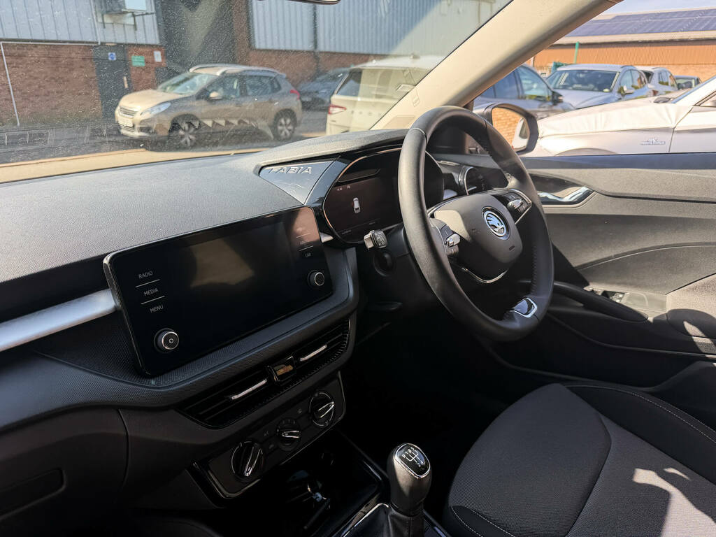 Skoda Fabia 1.0 Mpi 80 Colour Edition BF73KVU White #2