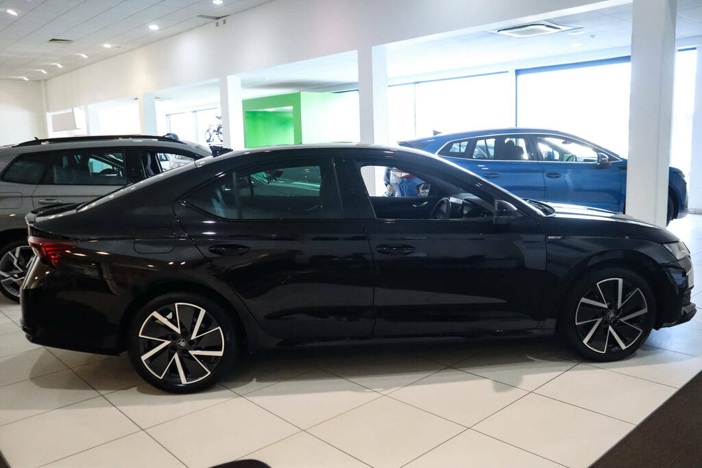 Skoda Octavia 2.0 Tdi 150 Sportline Dsg Black #4