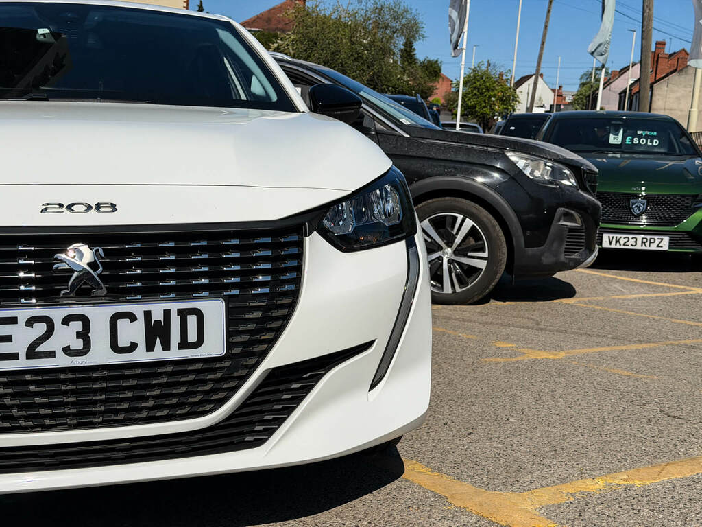Peugeot 208 1.2 Puretech 100 Allure Premium Eat8 VE23CWD White #6