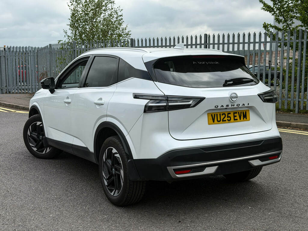 Nissan Qashqai 1.3 Dig-t Mh 158 N-connecta Xtronic VU25EVM White #3