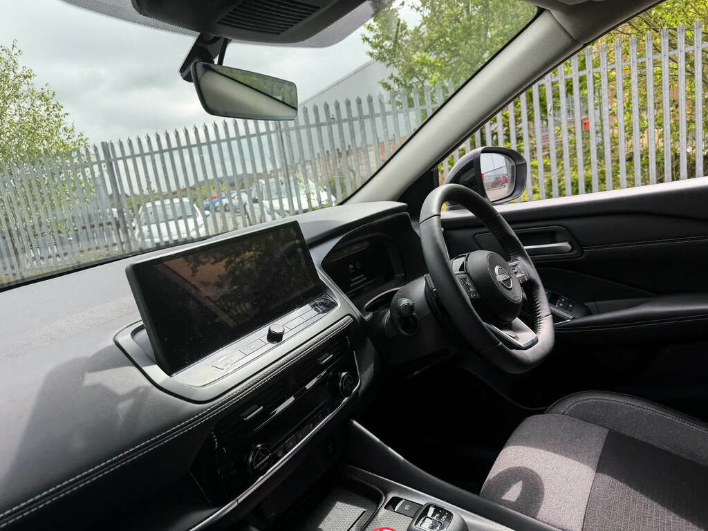 Nissan Qashqai 1.3 Dig-t Mh 158 N-connecta Xtronic VU25EVM White #2