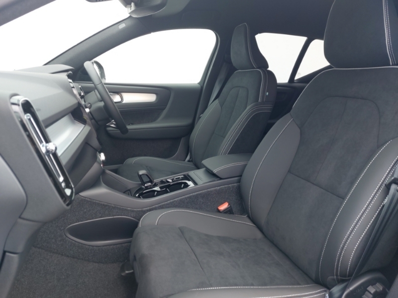 Volvo XC40 2.0 B3p Plus Black Edition SK75YJD White #5