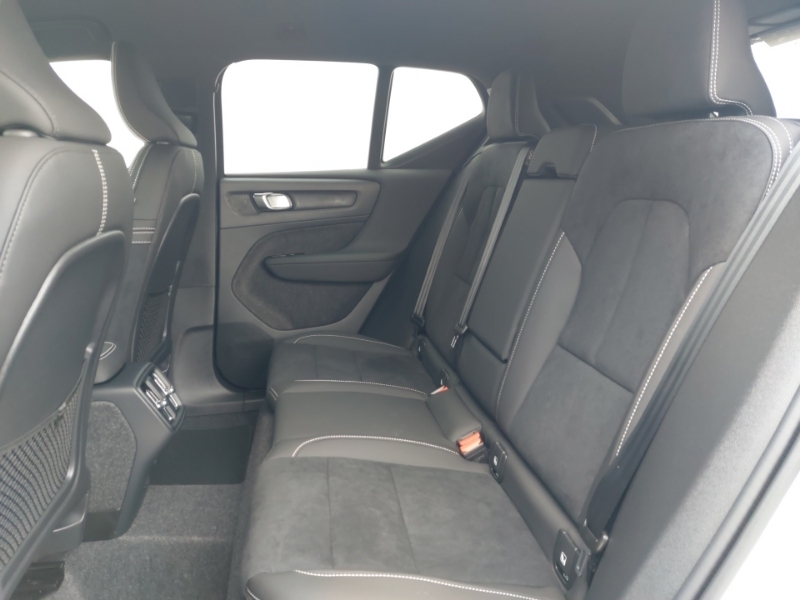 Volvo XC40 2.0 B3p Plus Black Edition SK75YJD White #6