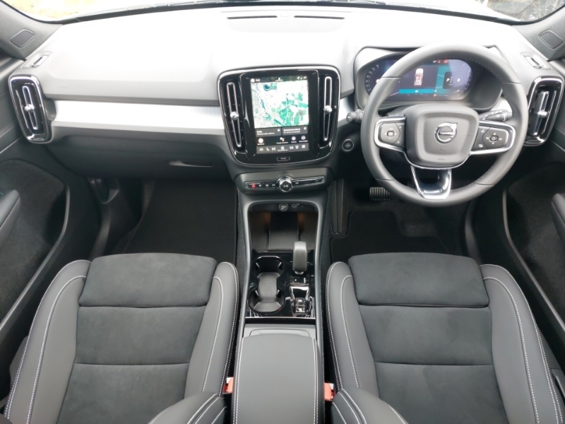 Volvo XC40 2.0 B3p Plus Black Edition SK75YJD White #3