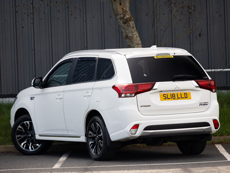 Mitsubishi Outlander 2.0 Phev 4H SL18LLD White #2