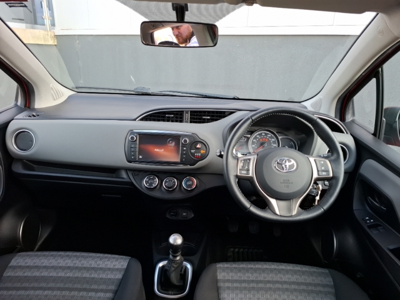 Toyota Yaris 1.33 Vvt-i Icon SN17SOH Red #3
