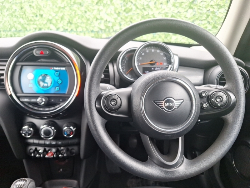 Mini Hatch 1.5 Cooper Classic II LM69UCX Red #5