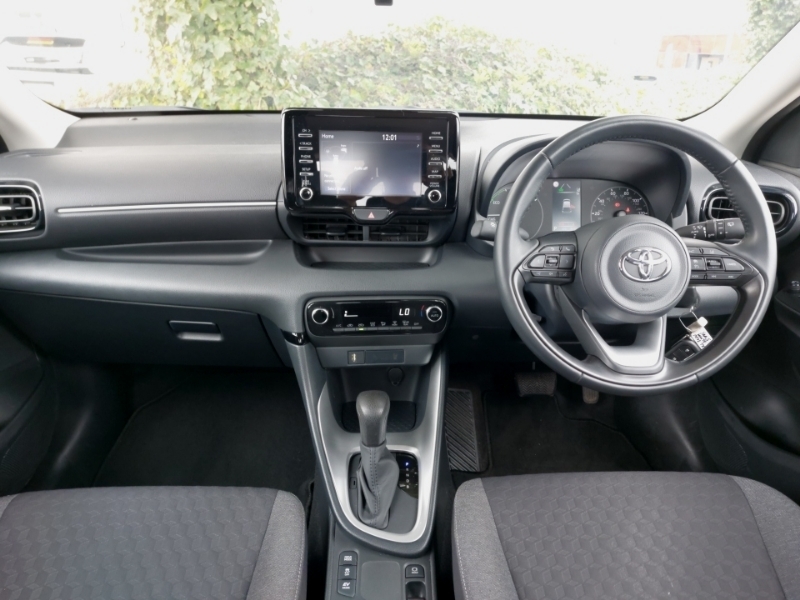 Toyota Yaris 1.5 Hybrid Icon Cvt MF72TZT White #3