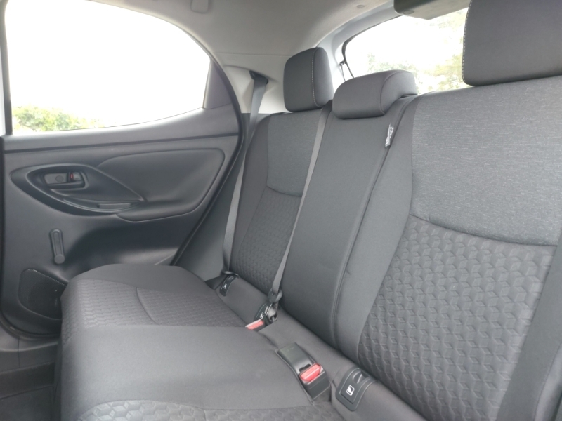 Toyota Yaris 1.5 Hybrid Icon Cvt MF72TZT White #6