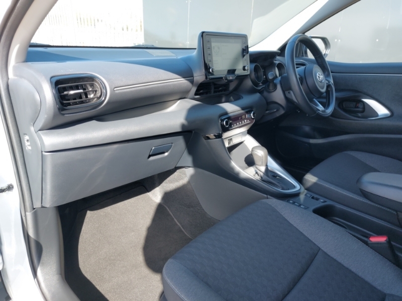 Toyota Yaris 1.5 Hybrid Design Cvt PJ71TWX White #5