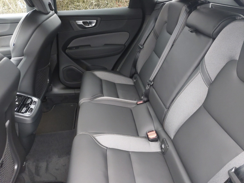 Volvo XC60 2.0 B5p Plus Black Edition Awd Geartronic SL75HFO Black #6