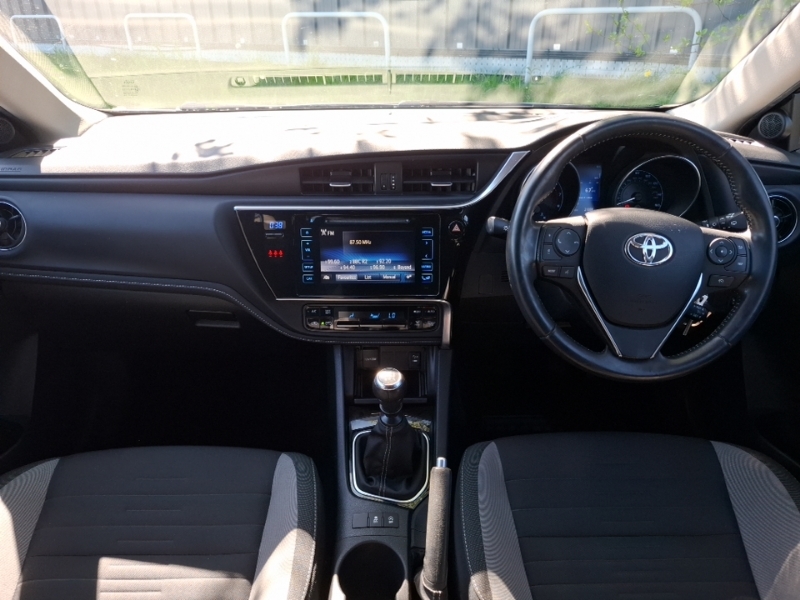 Toyota Auris 1.2T Design Black #3