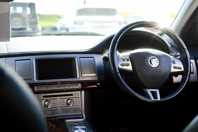 Jaguar XF V6 Luxury Saloon White #4