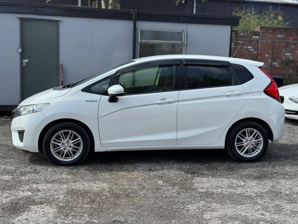 Honda Fit Hatchback 1.5 Hybrid Euro 5 201515 White #4