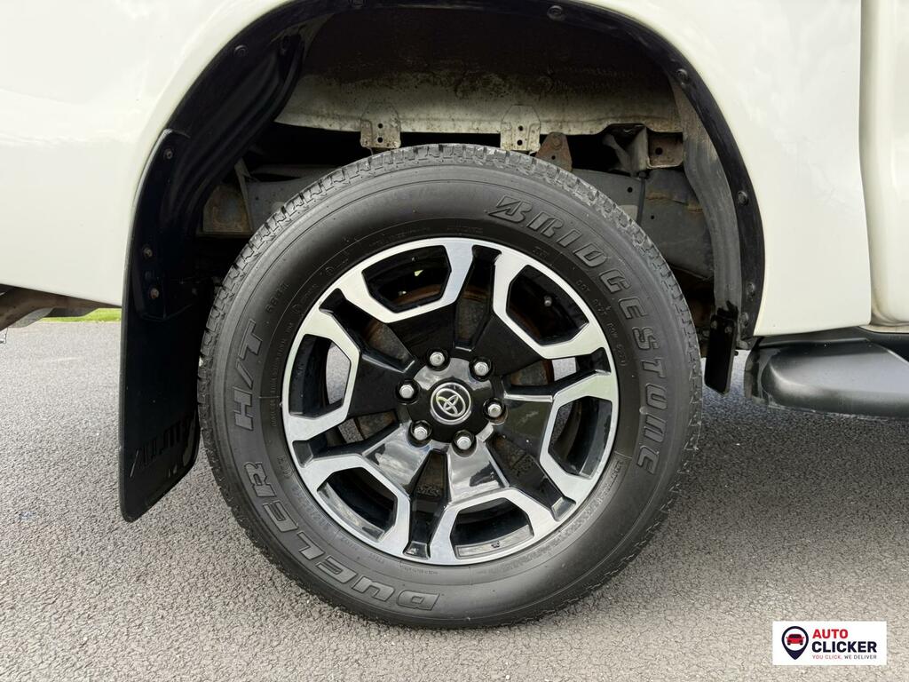 Toyota HILUX 2.8 D-4d Invincible Pickup Double Cab A YH71WML White #5