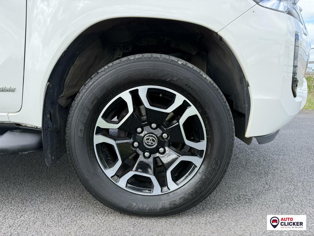 Toyota HILUX 2.8 D-4d Invincible Pickup Double Cab A YH71WML White #6