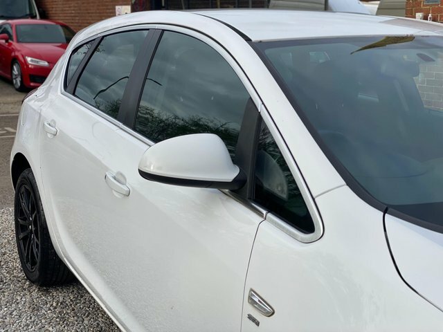 Vauxhall Astra 16V Sri Euro 5 DY14ASV White #5