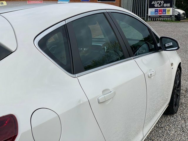 Vauxhall Astra 16V Sri Euro 5 DY14ASV White #4
