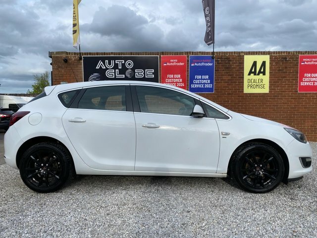 Vauxhall Astra 16V Sri Euro 5 DY14ASV White #3