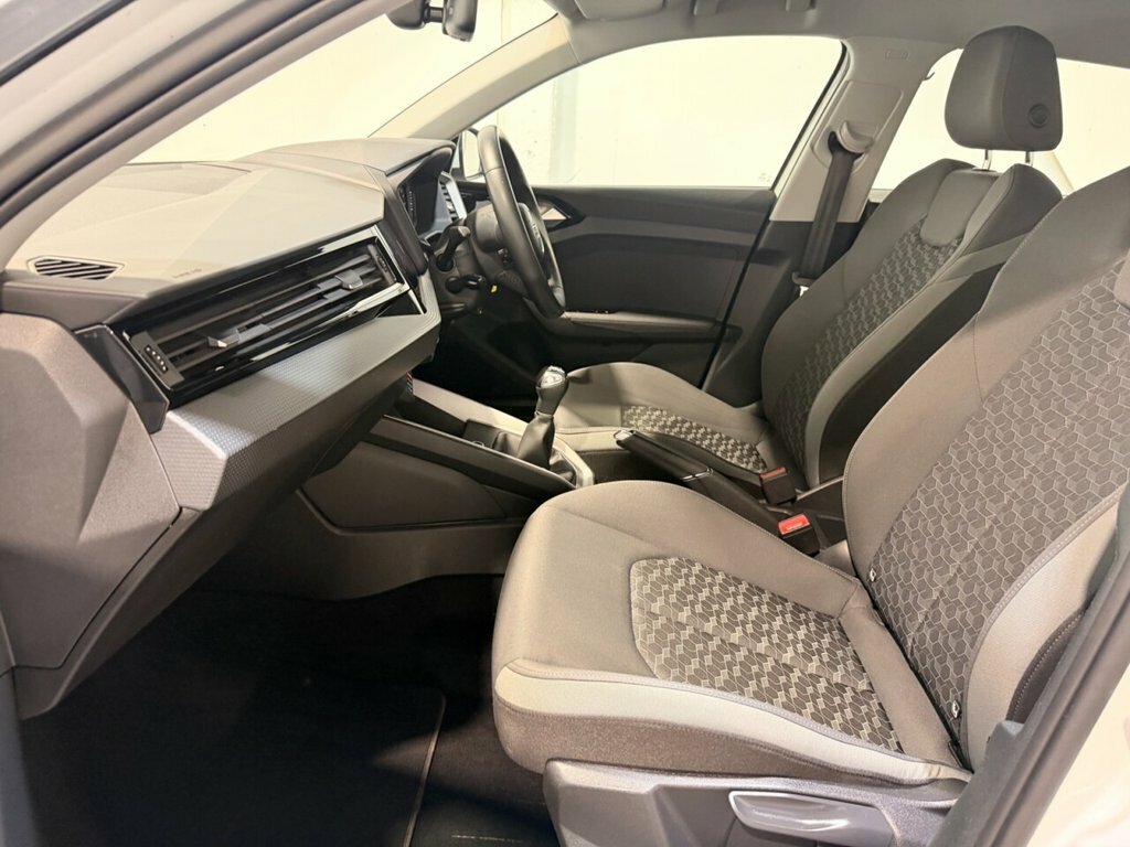Audi A1 1.5L Sport VN19HCF White #5
