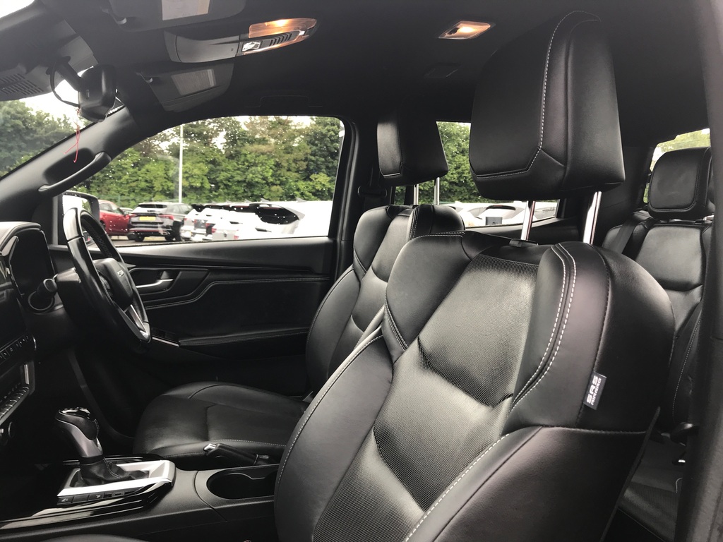 Isuzu D-Max 1.9 V-cross Double Cab 4X4 Black #6