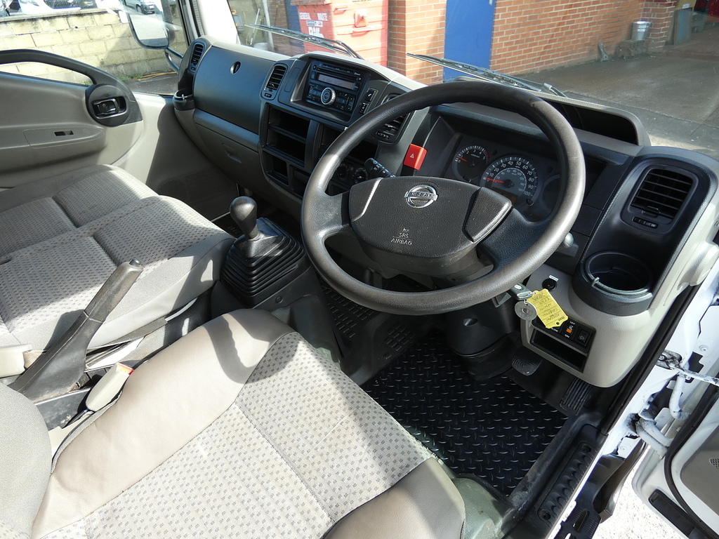 Nissan NT400 2.5L Basic White #1